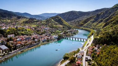Visegrad, Bosna-Hersek - 2 Eylül 2024: Drina Nehri üzerindeki tarihi kent, HDR Görüntü