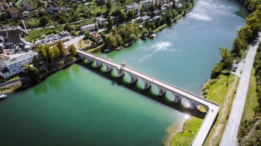 Visegrad, Bosna-Hersek - 2 Eylül 2024: Drina Nehri üzerindeki tarihi kent, HDR Görüntü