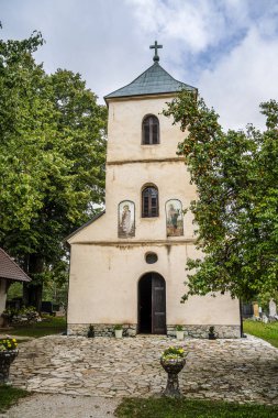 Sirogojno, Sırbistan - 20 Eylül 2024: Sırbistan 'ın Zlatibor kentindeki Etnik Köy' ün güzel manzarası