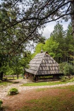 Sirogojno, Sırbistan - 20 Eylül 2024: Sırbistan 'ın Zlatibor kentindeki Etnik Köy' ün güzel manzarası