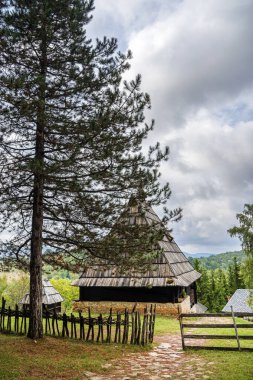 Sirogojno, Sırbistan - 20 Eylül 2024: Sırbistan 'ın Zlatibor kentindeki Etnik Köy' ün güzel manzarası
