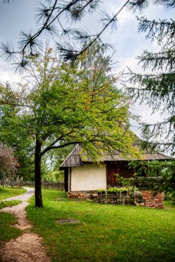 Sirogojno, Sırbistan - 20 Eylül 2024: Sırbistan 'ın Zlatibor kentindeki Etnik Köy' ün güzel manzarası