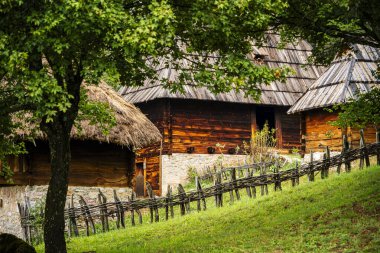 Sirogojno, Sırbistan - 20 Eylül 2024: Sırbistan 'ın Zlatibor kentindeki Etnik Köy' ün güzel manzarası