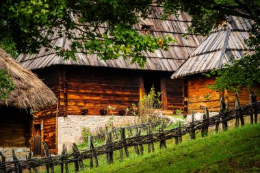 Sirogojno, Sırbistan - 20 Eylül 2024: Sırbistan 'ın Zlatibor kentindeki Etnik Köy' ün güzel manzarası