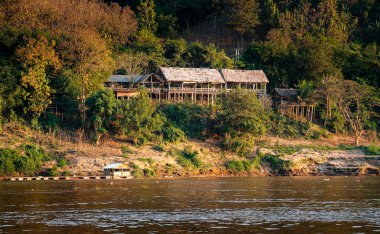 Alacakaranlık, Laos 'taki Mekong Nehri manzarası