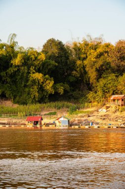 Alacakaranlık, Laos 'taki Mekong Nehri manzarası