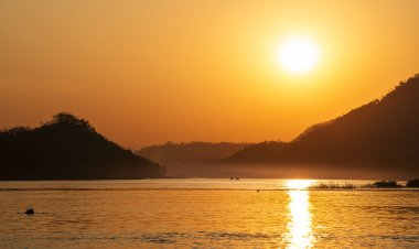 Alacakaranlık, Laos 'taki Mekong Nehri manzarası