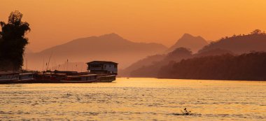 Alacakaranlık, Laos 'taki Mekong Nehri manzarası
