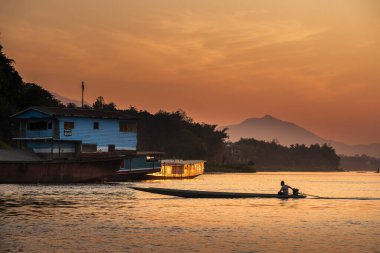 Alacakaranlık, Laos 'taki Mekong Nehri manzarası