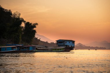 Alacakaranlık, Laos 'taki Mekong Nehri manzarası