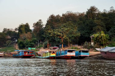 Alacakaranlık, Laos 'taki Mekong Nehri manzarası