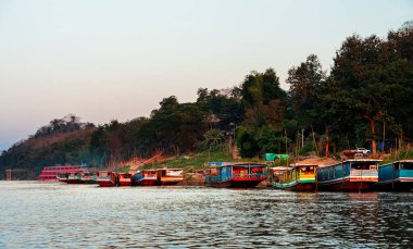 Alacakaranlık, Laos 'taki Mekong Nehri manzarası