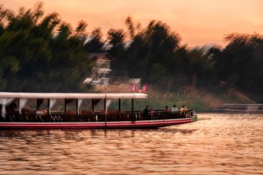 Alacakaranlık, Laos 'taki Mekong Nehri manzarası
