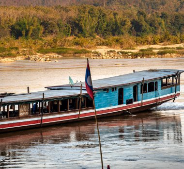 Laos 'taki Mekong nehrinin manzarası