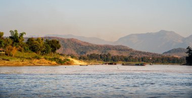 Laos 'taki Mekong nehrinin manzarası