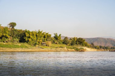 Laos 'taki Mekong nehrinin manzarası