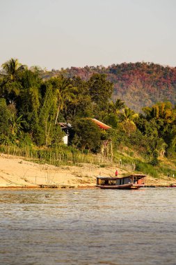 Laos 'taki Mekong nehrinin manzarası
