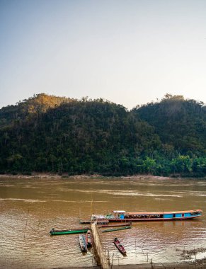 Laos 'taki Mekong nehrinin manzarası