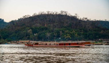 Laos 'taki Mekong nehrinin manzarası