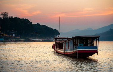 Laos 'taki Mekong nehrinin manzarası