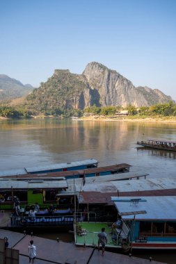 Laos 'taki Pak Ou Mağaraları, minyatür Buda heykelleriyle ünlüdür.