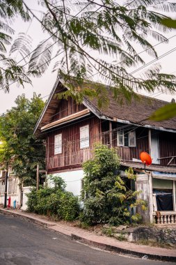 Luang Prabang, Laos - 26 Ocak 2025: Günbatımında tarihi şehir