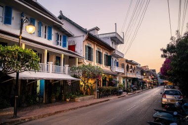 Luang Prabang, Laos - 26 Ocak 2025: Günbatımında tarihi şehir