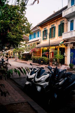 Luang Prabang, Laos - 26 Ocak 2025: Günbatımında tarihi şehir