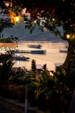 Luang Prabang, Laos - 26 Ocak 2025: Günbatımında tarihi şehir
