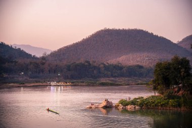 Luang Prabang, Laos - 26 Ocak 2025: Günbatımında tarihi şehir