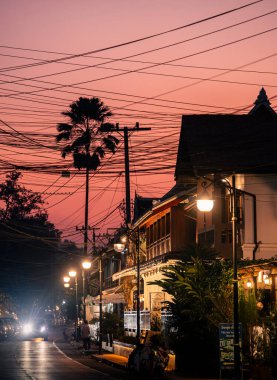 Luang Prabang, Laos - 26 Ocak 2025: Günbatımında tarihi şehir
