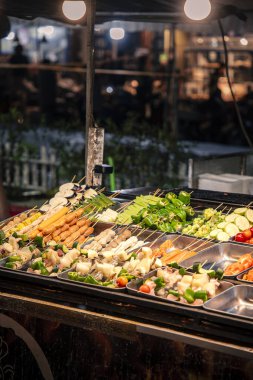 Luang Prabang, Laos - 1 Şubat 2025: Gece Pazarı