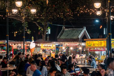 Luang Prabang, Laos - 1 Şubat 2025: Gece Pazarı