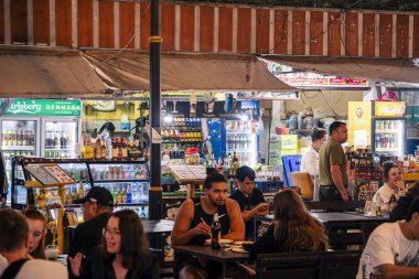 Luang Prabang, Laos - 1 Şubat 2025: Gece Pazarı