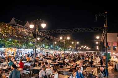 Luang Prabang, Laos - 1 Şubat 2025: Gece Pazarı