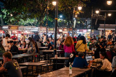 Luang Prabang, Laos - 1 Şubat 2025: Gece Pazarı