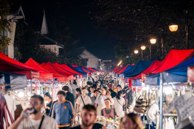 Luang Prabang, Laos - 1 Şubat 2025: Gece Pazarı