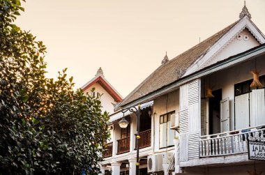 Luang Prabang, Laos - 26 Ocak 2025: Dusk 'taki Tarihi Tapınak
