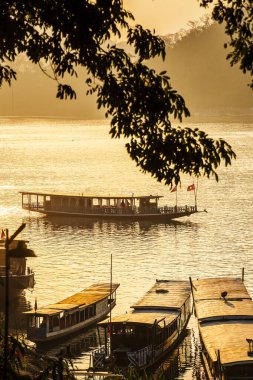 Luang Prabang, Laos - 26 Ocak 2025: Dusk 'taki Tarihi Tapınak