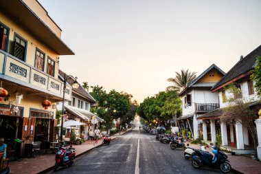 Luang Prabang, Laos - 26 Ocak 2025: Dusk 'taki Tarihi Tapınak