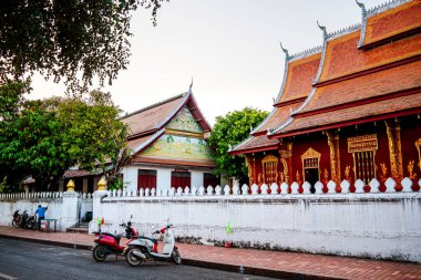 Luang Prabang, Laos - 26 Ocak 2025: Dusk 'taki Tarihi Tapınak