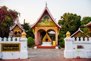 Luang Prabang, Laos - 26 Ocak 2025: Dusk 'taki Tarihi Tapınak