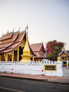 Luang Prabang, Laos - 26 Ocak 2025: Dusk 'taki Tarihi Tapınak