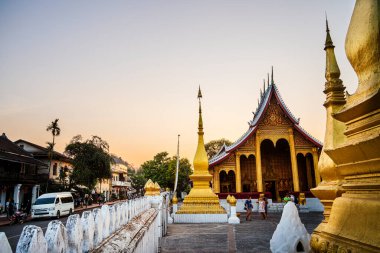 Luang Prabang, Laos - 26 Ocak 2025: Dusk 'taki Tarihi Tapınak