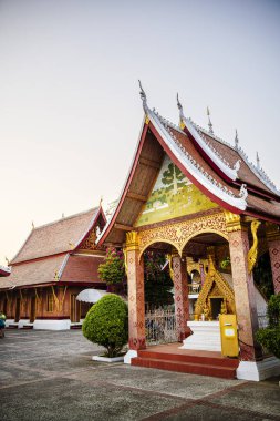 Luang Prabang, Laos - 26 Ocak 2025: Dusk 'taki Tarihi Tapınak