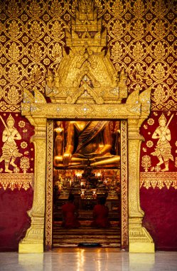 Luang Prabang, Laos - 26 Ocak 2025: Dusk 'taki Tarihi Tapınak