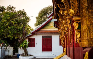 Luang Prabang, Laos - 26 Ocak 2025: Dusk 'taki Tarihi Tapınak
