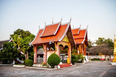 Luang Prabang, Laos - 26 Ocak 2025: Dusk 'taki Tarihi Tapınak