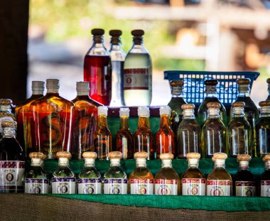 Xang Hai, Laos - 25 Ocak 2025: Viski ve zanaat üretim köyü güneşli havada, HDR Image