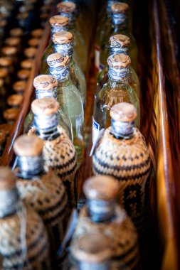 Xang Hai, Laos - 25 Ocak 2025: Viski ve zanaat üretim köyü güneşli havada, HDR Image